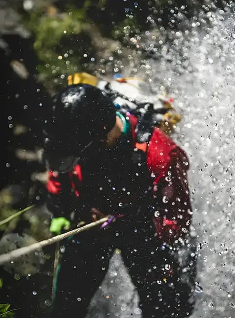 Personne qui pratique le canyoning