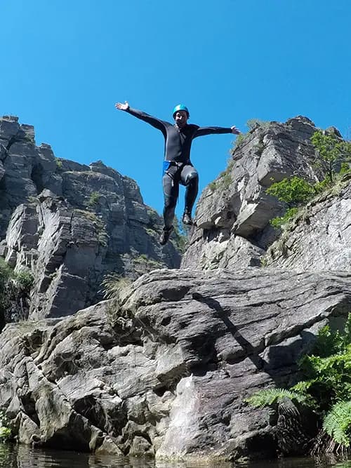 personne qui réalise un saut 
