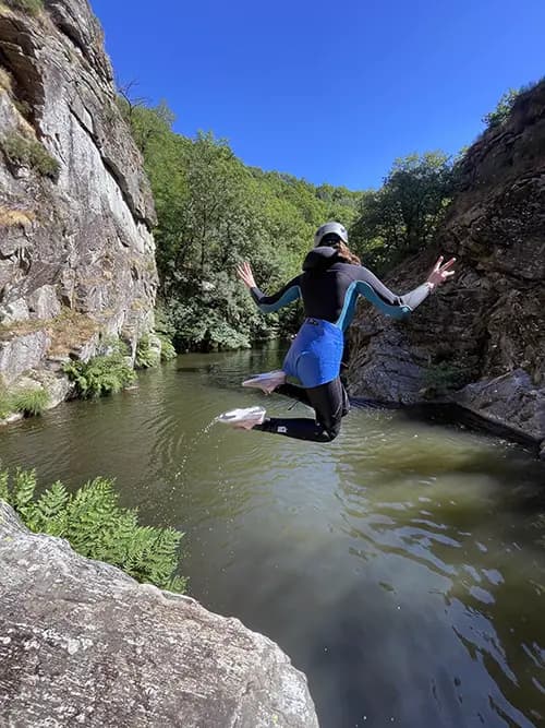 femme qui saute dans un cours d'eau
