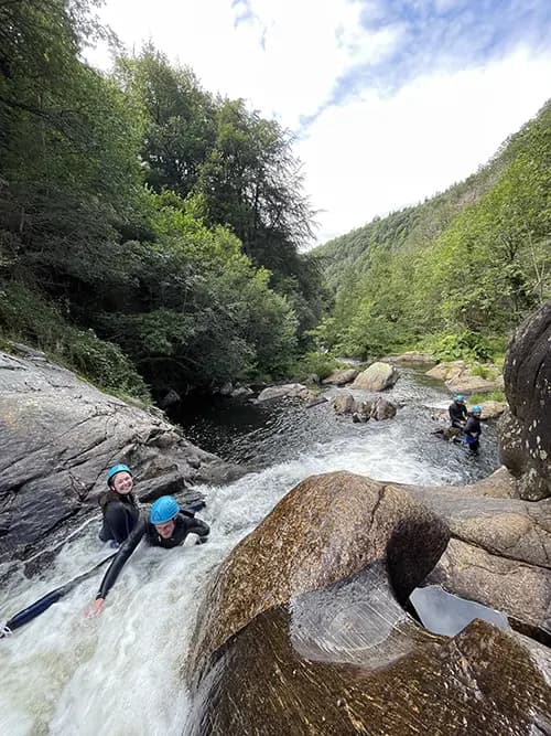 personne qui glisse dans une cascade