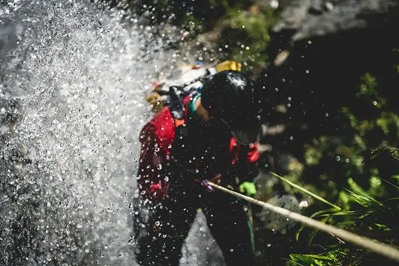 personne qui pratique le canyoning