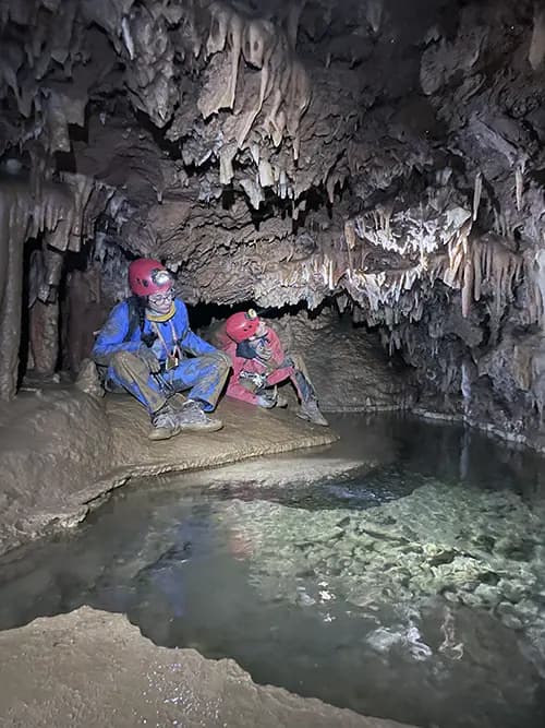 Spéléologie , rivière dans une grotte