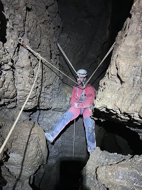Spéléologie , Florent se prépare à la descente en rappel