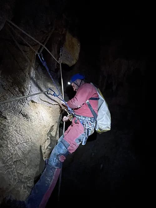 Spéléologie franchisement technique dans une grotte