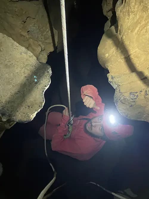 spéléologie , descente en rappel